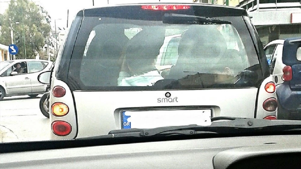 Σοκ στην Λαμία! Μεθυσμένη οδηγός βάζει τα παιδιά της στο πορτμπαγκάζ και περνά με κόκκινο τα φανάρια